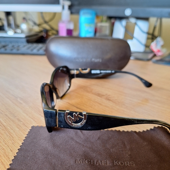 Micheal kors sunglasses - Picture 3 of 4